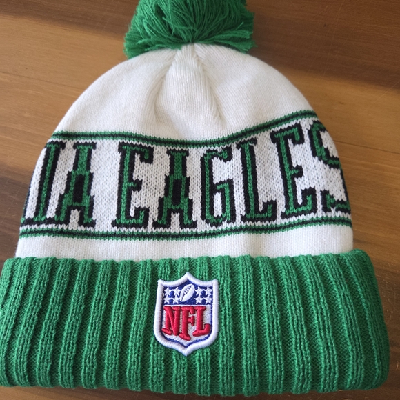 New Era Philadelphia Eagles Green and White Beanie - Picture 2 of 2